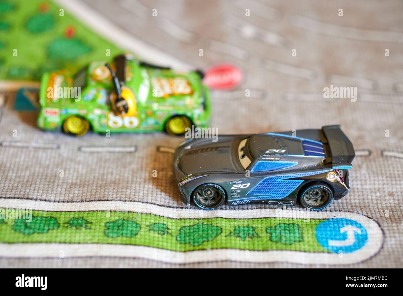 Die Mattel-Spielzeugmodellautos aus dem Disney Pixar Cars-Film auf einer Spielmatte Stockfoto
