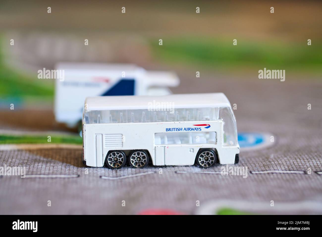 Ein Spielzeugmodell British Airways Transportbus Stockfoto