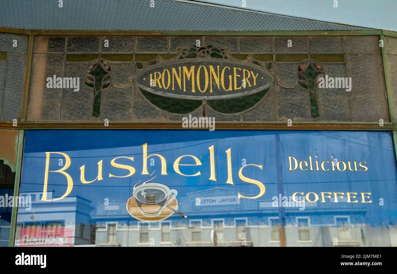 Antikes Schaufenster und Werbung auf einem alten Kaufhaus in der Stadt Rainbow in Victoria, Australien Stockfoto