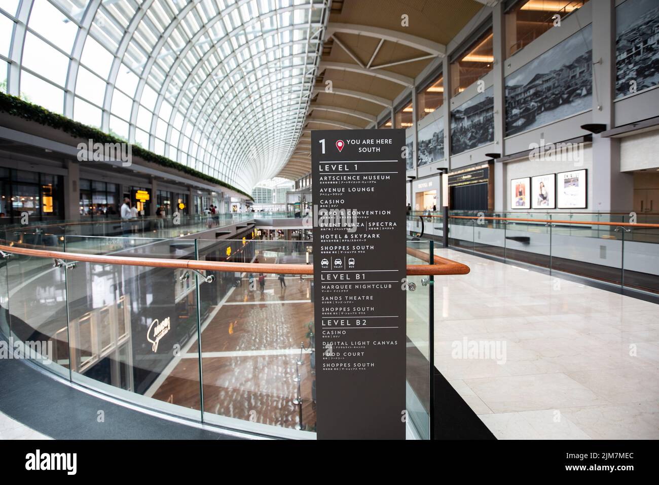 Verzeichnis im Marina Bay Sands für die Besucher, um sich in diesem riesigen Luxus- und gehobenen Einkaufskomplex zu bewegen. Stockfoto