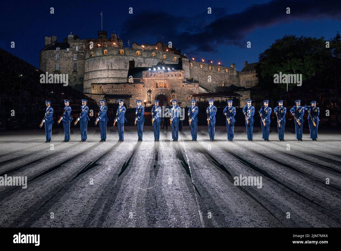 Mitglieder des US Air Force Honor Guard Drill Teams treten auf der Esplanade des Edinburgh Castle beim diesjährigen Royal Edinburgh Military Tattoo auf. Nach einer zweijährigen Pause kehrt das Tattoo 2022 mit der Show „Voices“ mit über 800 Darstellern zurück und umfasst internationale Auftritte aus Mexiko, den USA, der Schweiz und Neuseeland. Bilddatum: Donnerstag, 4. August 2022. Stockfoto