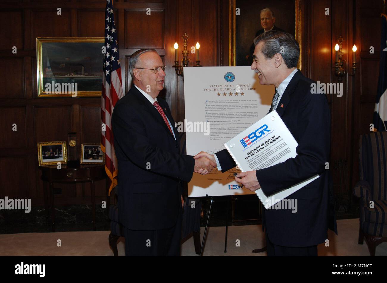 Büro des Sekretärs (Carlos Gutierrez) - Verteidigungsministerium Naitonalgarde und Reservekabinett Unterzeichnung Stockfoto