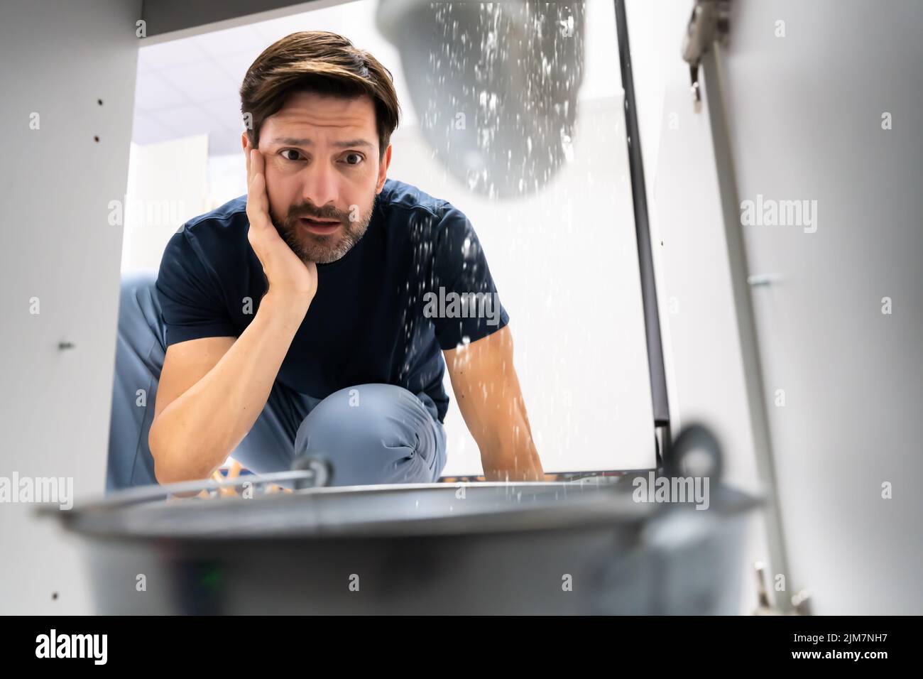 Wasserschäden Und Leckagen Der Leitungen In Der Hausküche Stockfoto