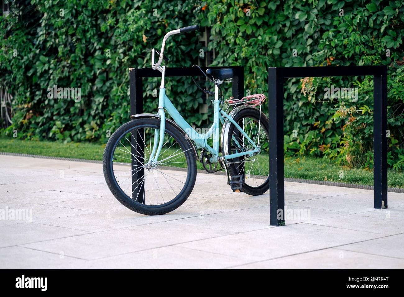 Fahrrad- oder Fahrradparkplatz. Gesperrtes Fahrrad auf leerem Parkplatz. Stockfoto