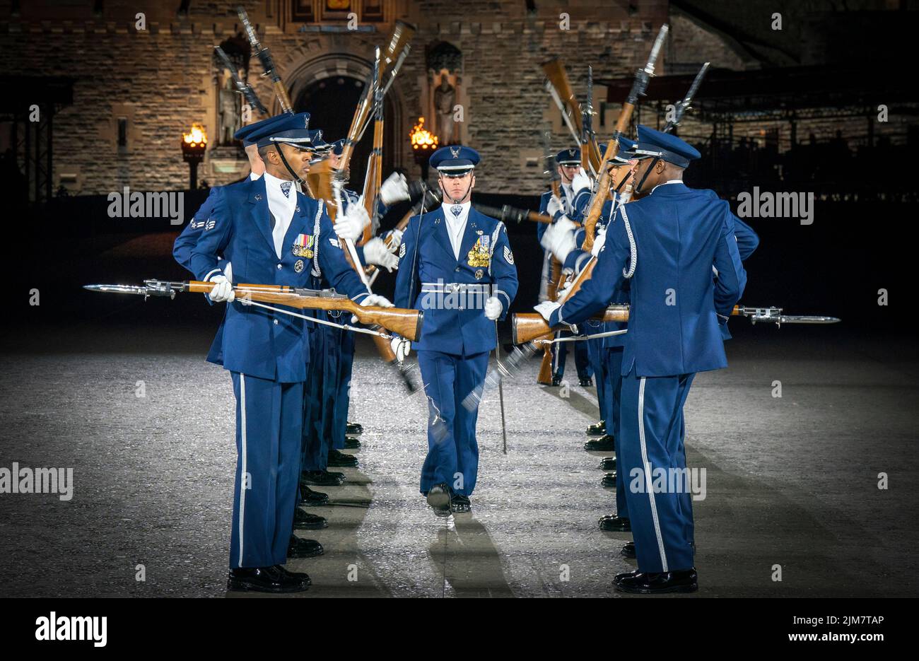 Mitglieder des US Air Force Honor Guard Drill Teams treten auf der Esplanade des Edinburgh Castle beim diesjährigen Royal Edinburgh Military Tattoo auf. Nach einer zweijährigen Pause kehrt das Tattoo 2022 mit der Show „Voices“ mit über 800 Darstellern zurück und umfasst internationale Auftritte aus Mexiko, den USA, der Schweiz und Neuseeland. Bilddatum: Donnerstag, 4. August 2022. Stockfoto