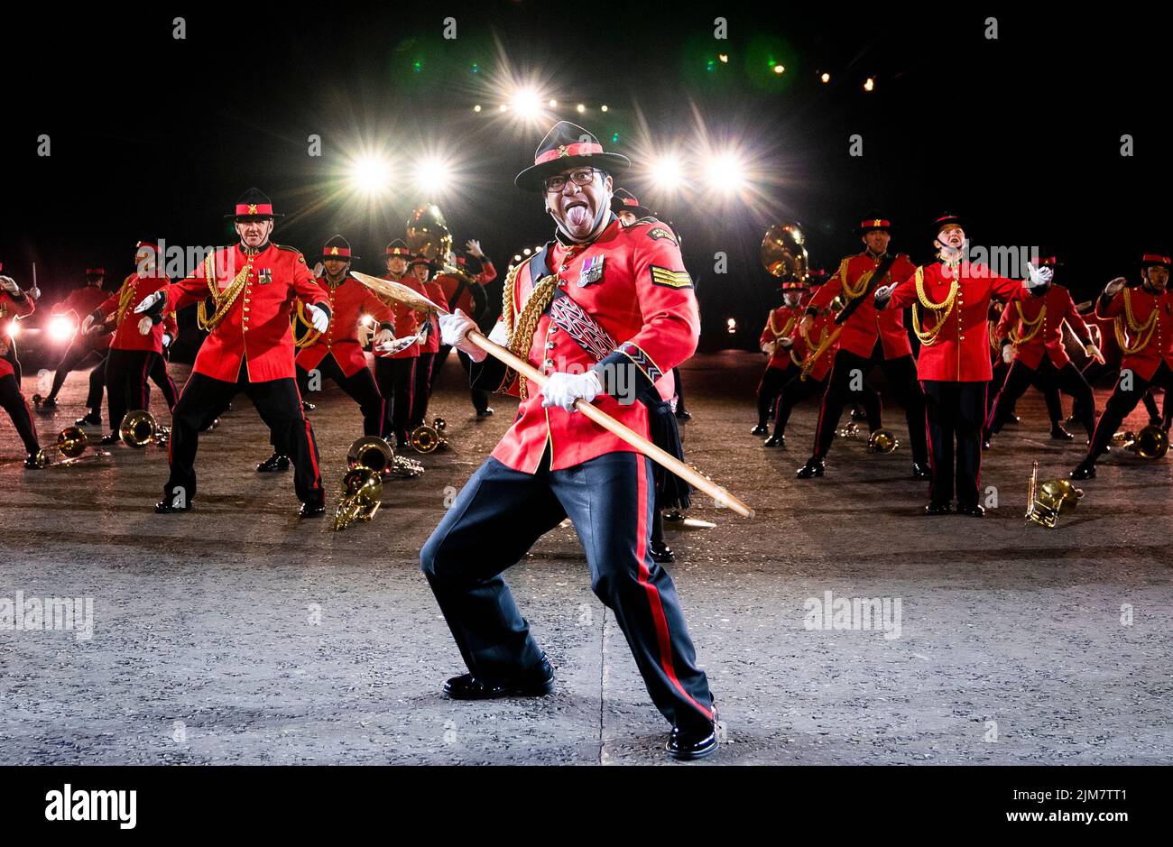 Mitglieder des US Air Force Honor Guard Drill Teams treten auf der Esplanade des Edinburgh Castle beim diesjährigen Royal Edinburgh Military Tattoo auf. Nach einer zweijährigen Pause kehrt das Tattoo 2022 mit der Show „Voices“ mit über 800 Darstellern zurück und umfasst internationale Auftritte aus Mexiko, den USA, der Schweiz und Neuseeland. Bilddatum: Donnerstag, 4. August 2022. Stockfoto