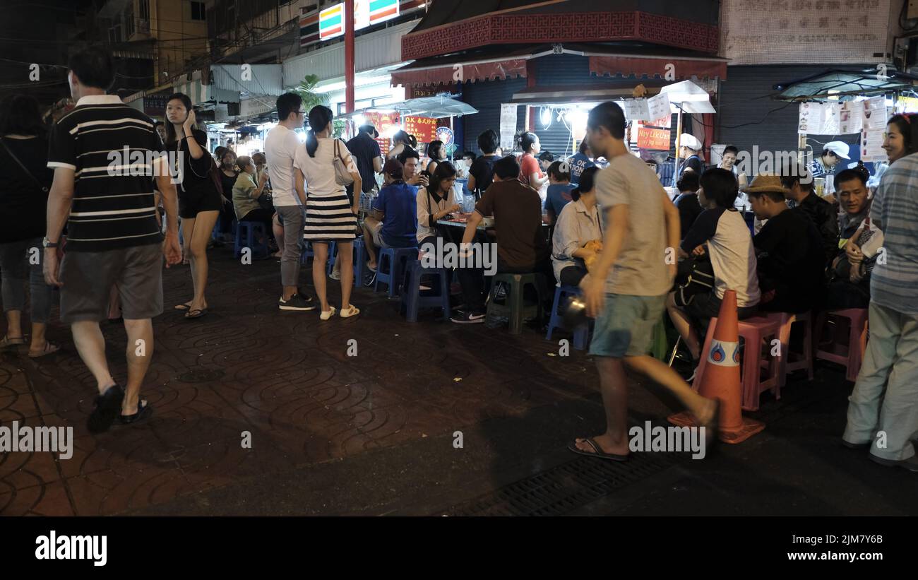 Touristen genießen Chinatown Bangkok Open Air Restaurants an der Yaowarat Road Stockfoto