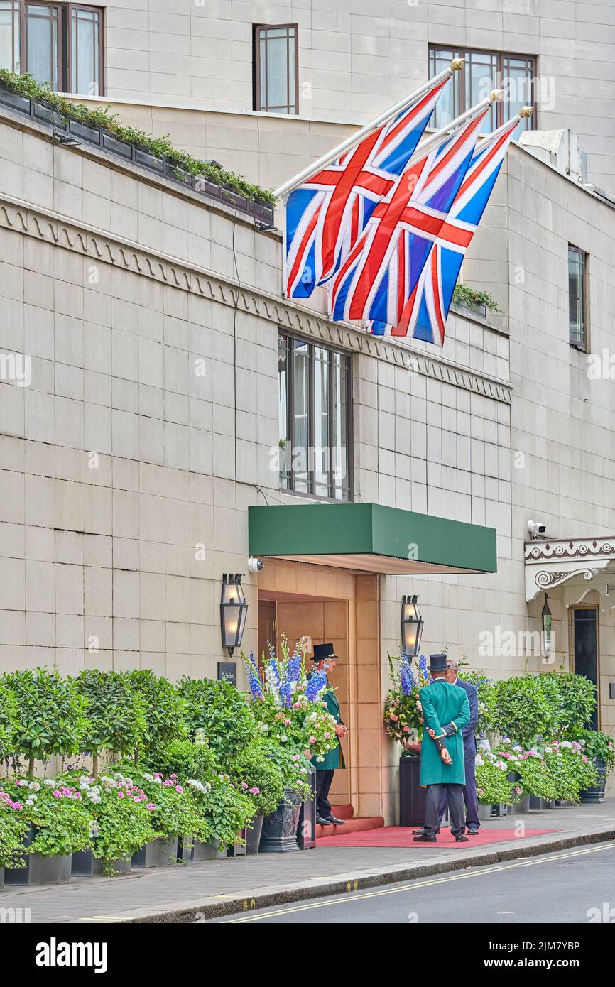 Vor dem Haupteingang des Dorchester Hotels Mayfair, London, England, werden Sicherheitstüren unter den GB-Flaggen geführt. Stockfoto