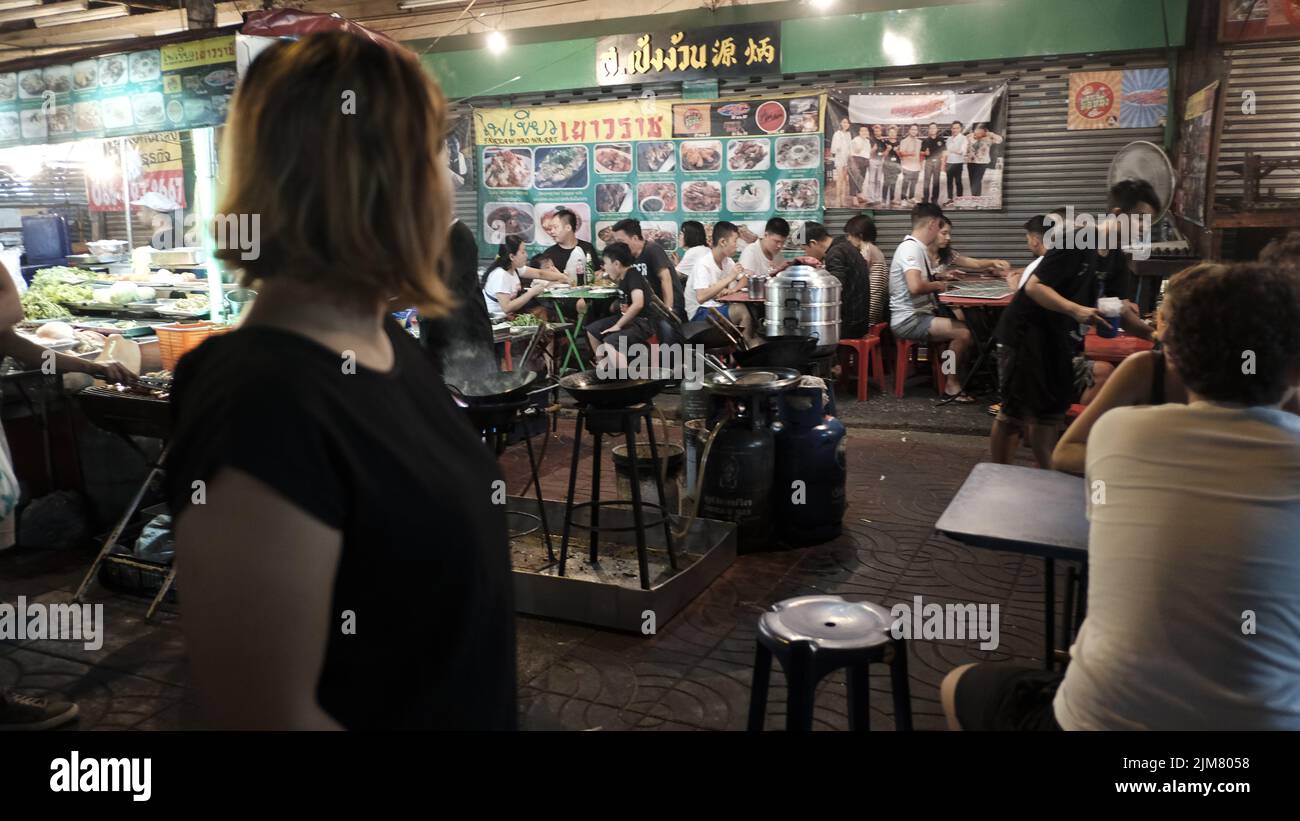 Touristen genießen Chinatown Bangkok Open Air Restaurants an der Yaowarat Road Stockfoto