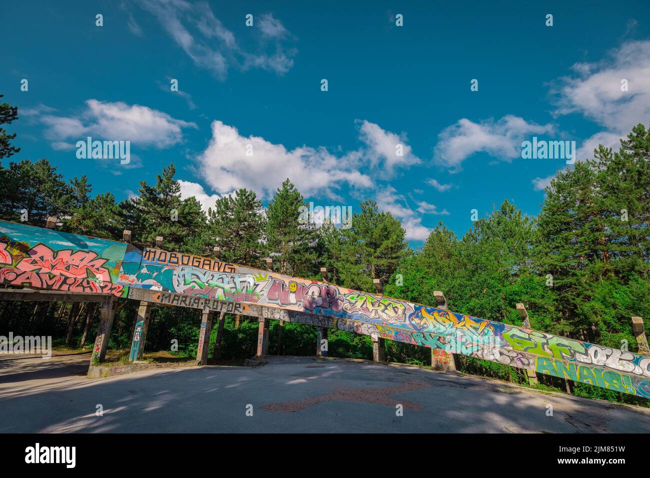 SARAJEVO, BOSNIEN, 11,7..2022: Verlassene oder verlassene Überreste einer ehemaligen olympischen Bobbahn in Sarajevo, für die olympischen winterspiele 1984. Stockfoto