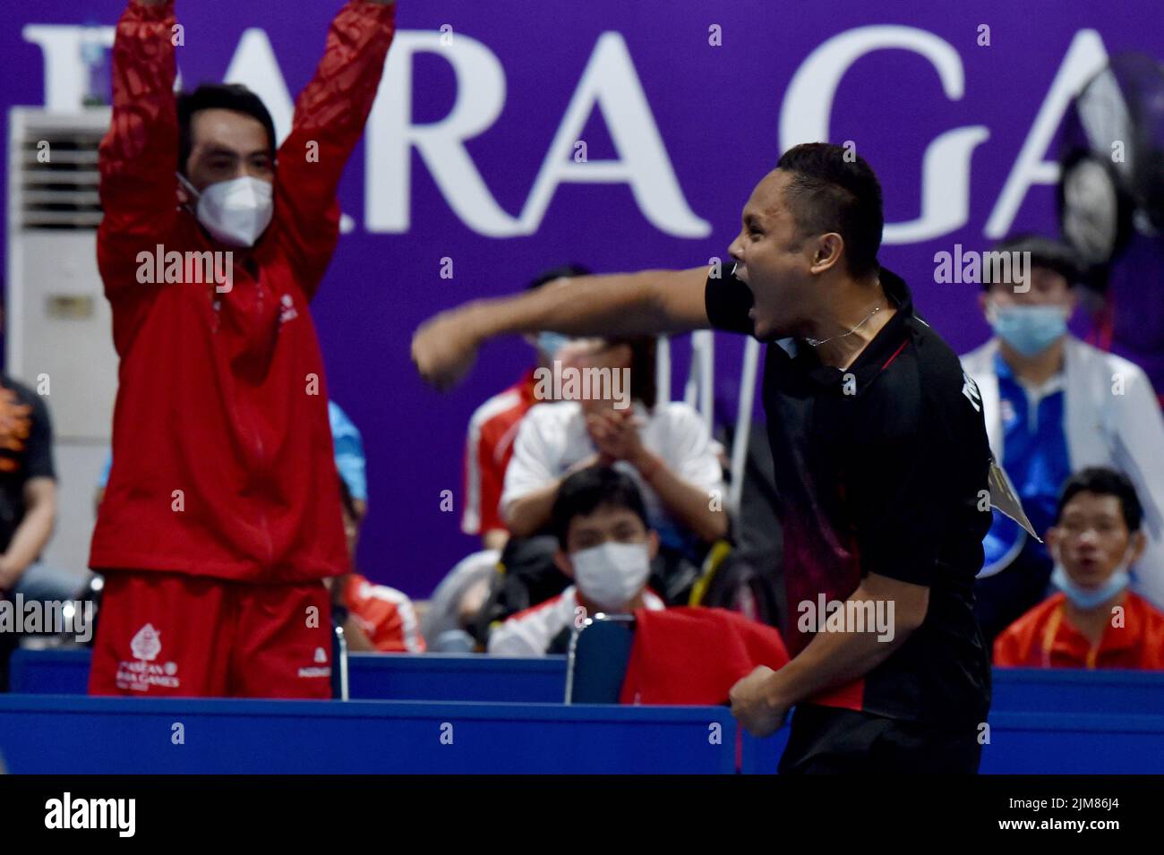 Surakarta, Indonesien. 5. August 2022. Mohamad Rian Prahasta aus Indonesien reagiert während des Tischtennis-Finalmatches der Herren in der Klasse 8 gegen Phisit Wangphonphathanasiri aus Thailand bei den ASEAN para Games 2022 in Surakarta, Indonesien, am 5. August 2022. Quelle: Agung Kuncahya B./Xinhua/Alamy Live News Stockfoto