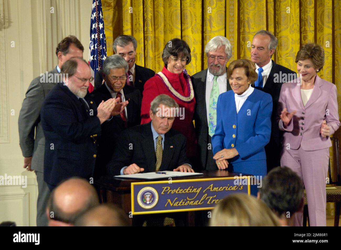 Büro des Sekretärs (Carlos Gutierrez) - 14. Präsident des Nationalen Meeresschutzgebiets George W. Bush und Sekretär Gutierrez Stockfoto