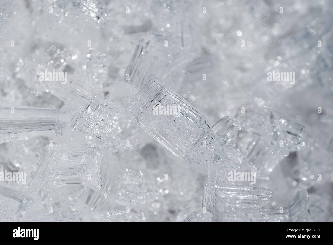 Transparente gefrorene kleine Eisstücke. Abstrakter Vollformat-Hintergrund. Stockfoto