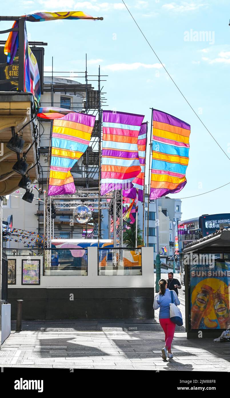 Brighton UK 5. August 2022 - Clubs und Gebäude rund um Brighton sind mit Fahnen geschmückt, die für dieses Wochenende bereit sind. Mit guten Wetterprognosen werden große Menschenmengen erwartet, um das größte LGBTQ Pride Festival Großbritanniens zu besuchen : Credit Simon Dack / Alamy Live News Stockfoto