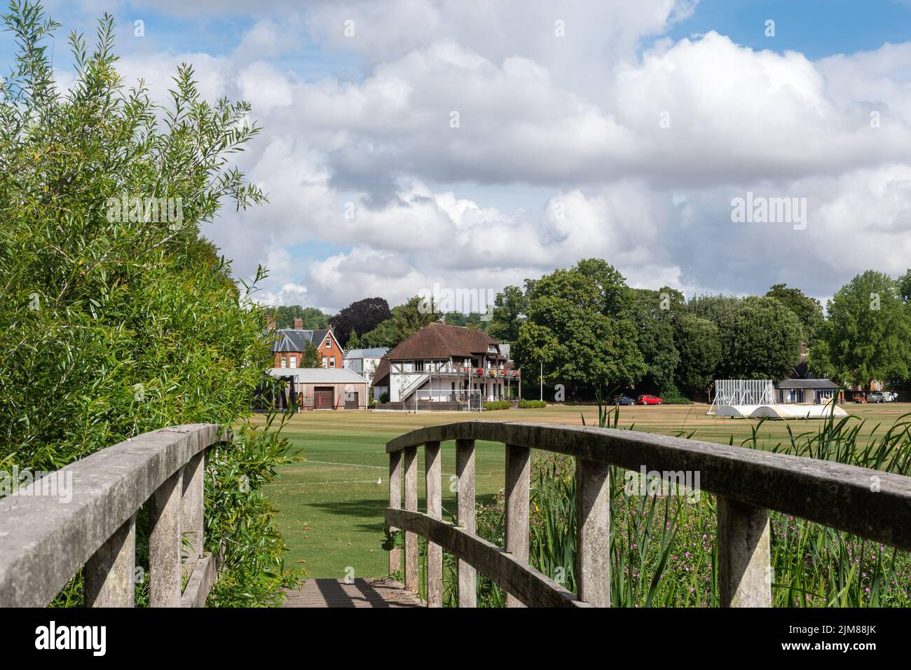 Blick auf die Spielplätze und Sporteinrichtungen des Winchester College, das Gelände, Winchester, Hampshire, England, Großbritannien, über die Fußgängerbrücke Stockfoto