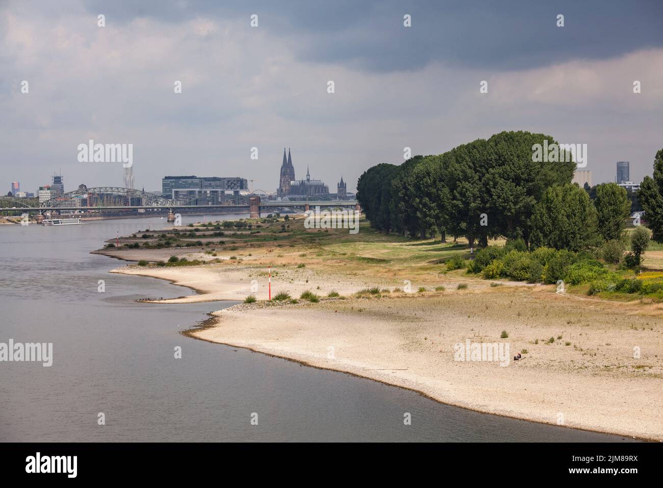 Niederwasser des Rheins, 26. Juli 2022, Rheinufer in Köln-Poll, Blick auf den Rheinauer Hafen und den Dom, Köln, Deutschland. Stockfoto