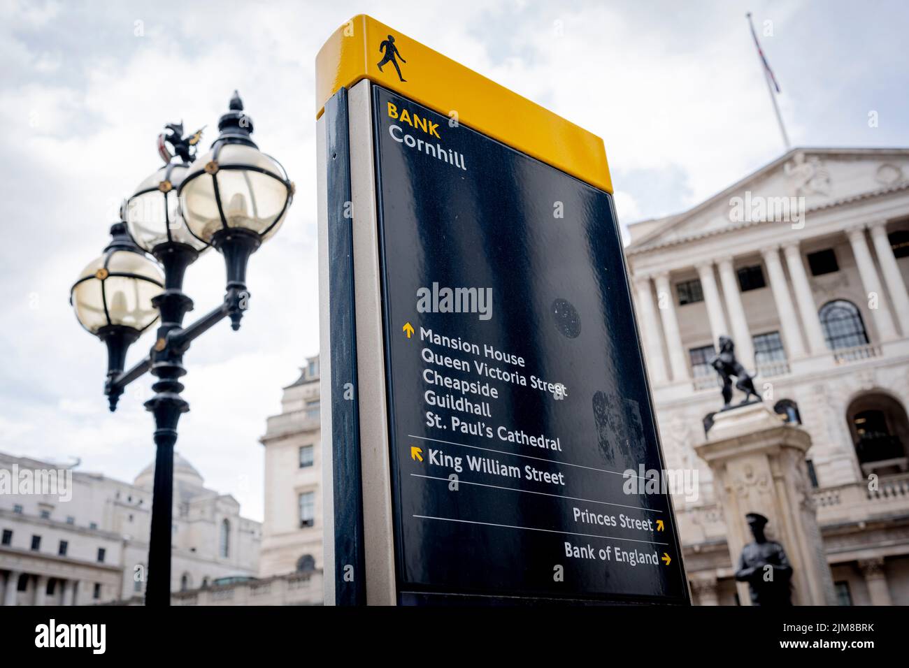 An dem Tag, an dem die Bank of England eine Zinserhöhung von 1,25% auf 1,75% ankündigte, die höchste Steigerung seit 27 Jahren, ist die Bank of England am 4.. August 2022 in der City of London, England, nach außen gestellt. Dieser Anstieg wird weithin als ein Abgleiten in Richtung Inflation mit einer Schrumpfung der britischen Wirtschaft gesehen - der Beginn seines Rückgangs in die Rezession im dritten Finanzquartal 2022. Stockfoto