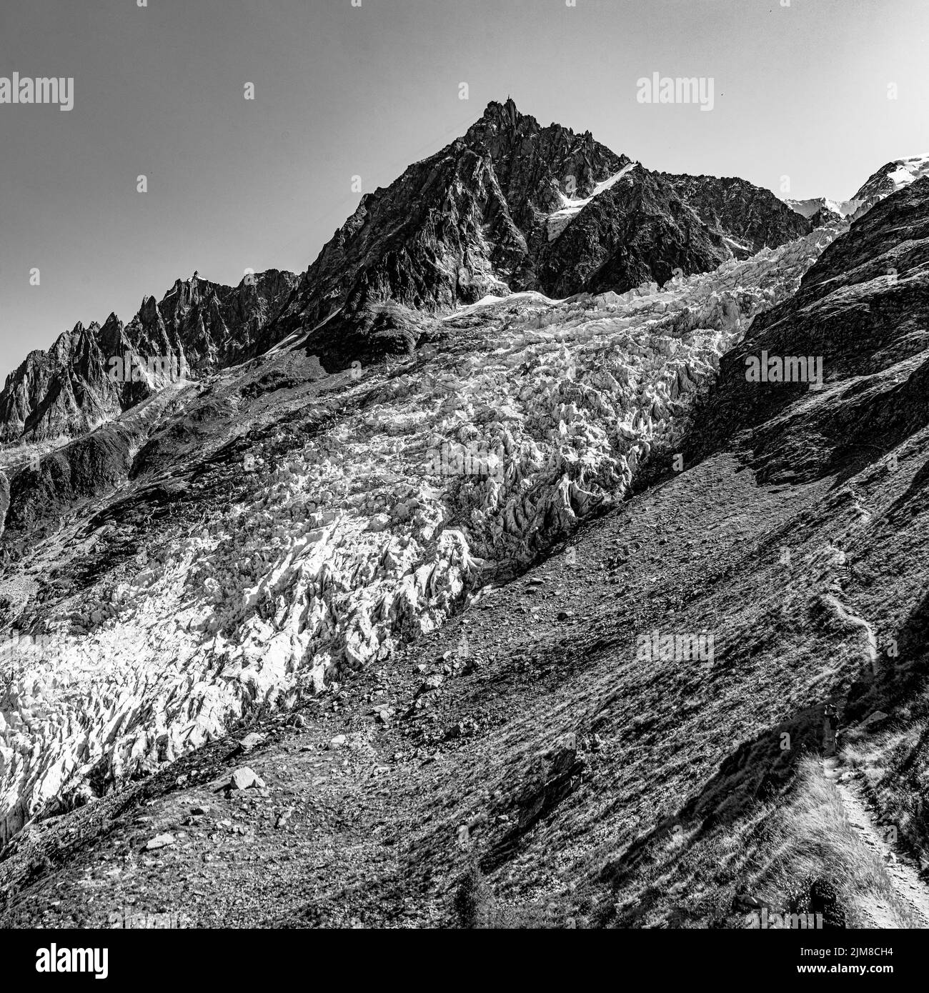 L'aiguille du Midi 3842 mètres et le Glacier des Bossons depuis la jonction. Itinéraire de la première ascension du Mont-Blanc par Balmat en 1786. Stockfoto