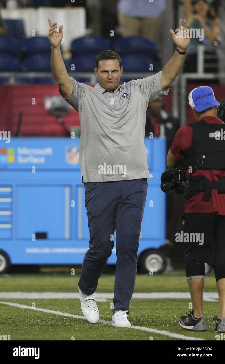Canton, Vereinigte Staaten. 04. August 2022. Der Pro Football Hall of Fame Class of 2022 Inductie, Tony Boselli, wird vor dem Start der Pro Football Hall of Game zwischen den Las Vegas Raiders und Jacksonville Jaguars in Canton, Ohio, am Donnerstag, dem 4. August 2022 vorgestellt. Foto von Aaron Josefczyk/UPI Credit: UPI/Alamy Live News Stockfoto