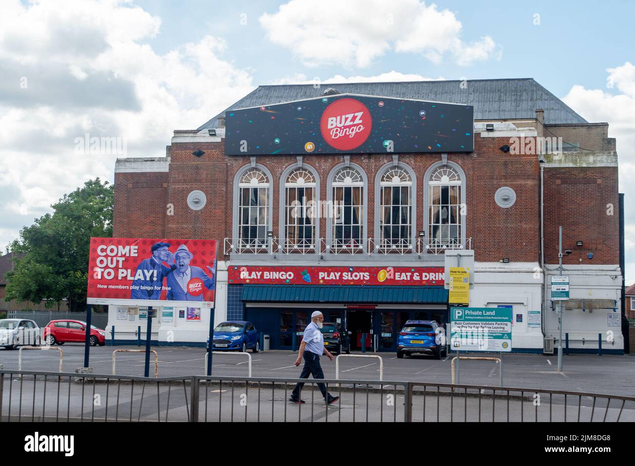 Slough, berkshire, Großbritannien. 4.. August 2022. Der Rat von Slough Borough hat das ehemalige Adelphi-Theater am A4 in Slough zum Verkauf gestellt. Das ehemalige Theater, in dem einst Künstler wie die Beatles, Jimi Hendrix und Roy Orbison zu Gast waren, das jetzt als Buzz Bingo Hall genutzt wird, wurde 2018 vom Slough Borough Council für £4,6m gekauft. Allerdings sind SBC nun effektiv bankrott und versuchen, ihre Vermögenswerte im Wert von 600m £zu verkaufen. Quelle: Maureen McLean/Alamy Live News Stockfoto