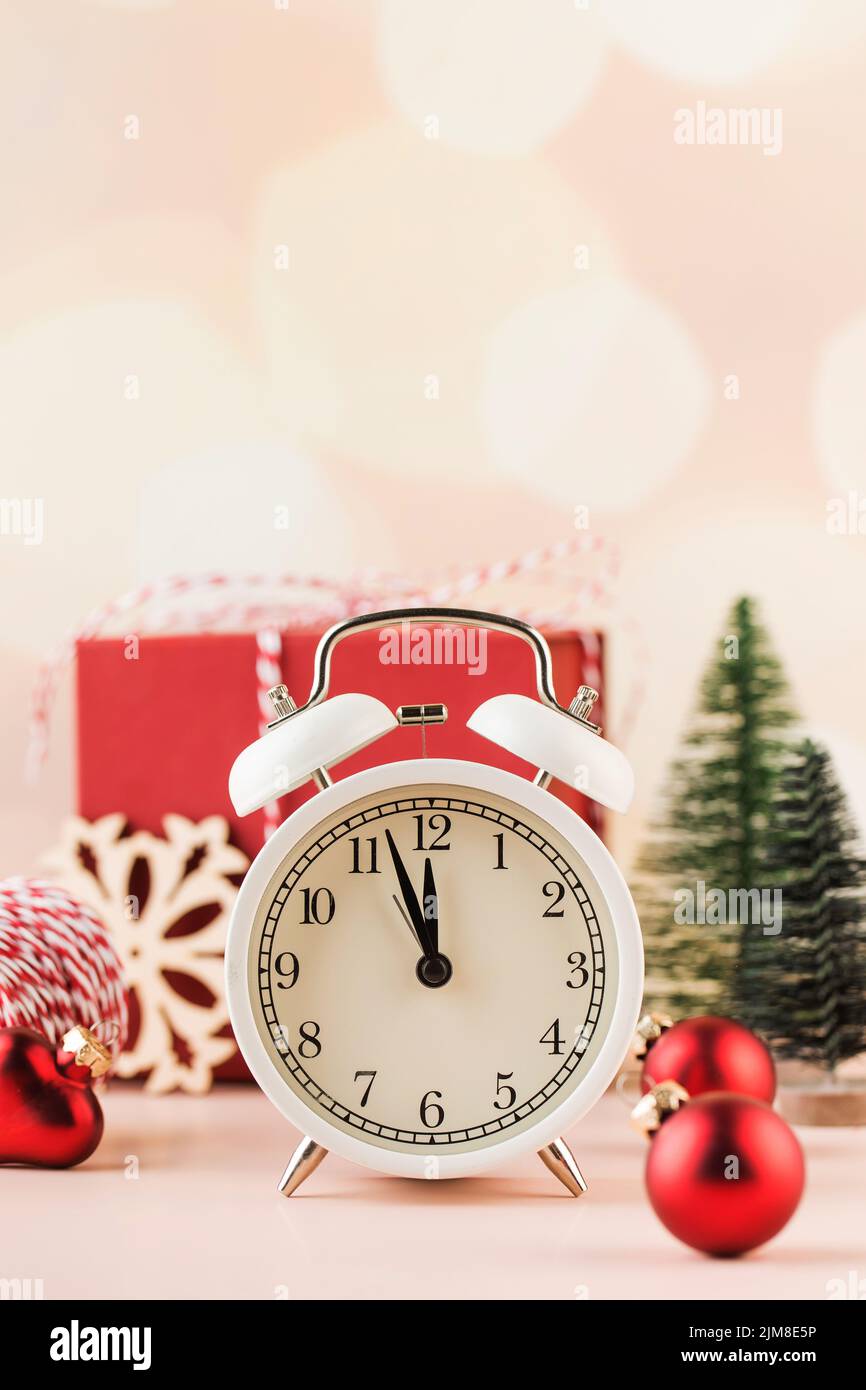 Weihnachtskomposition mit Weihnachtsdekoration, Wecker und Geschenkbox. Stockfoto