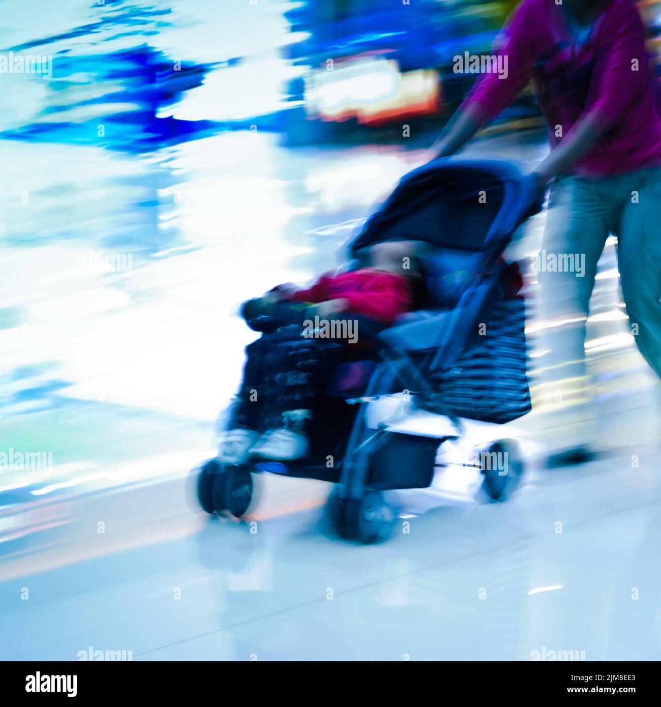 Mutter wak mit dem Kinderwagen Stockfoto