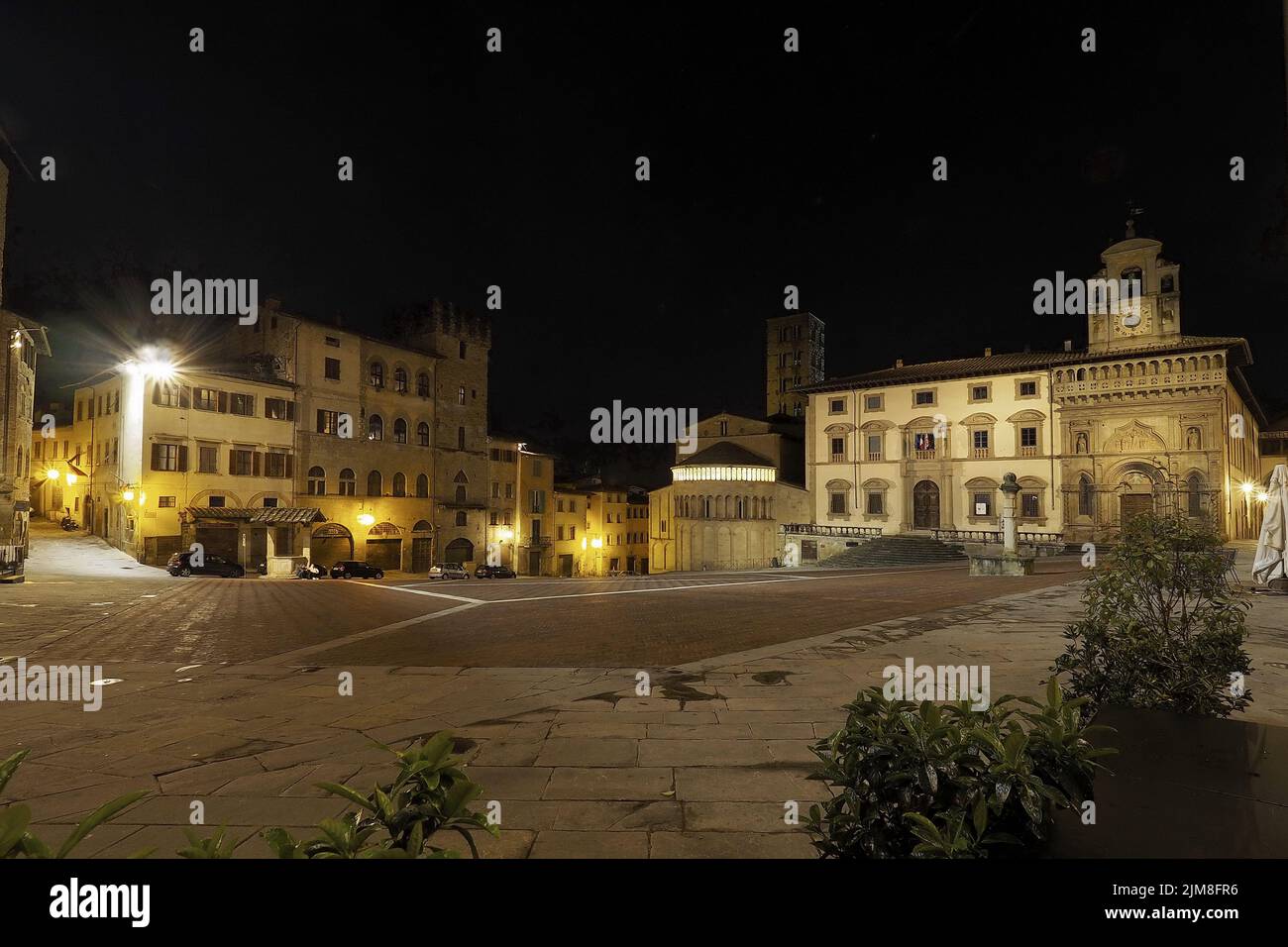 Arezzo 'Piazza grande' in der Nacht, Toskana, Italien Stockfoto