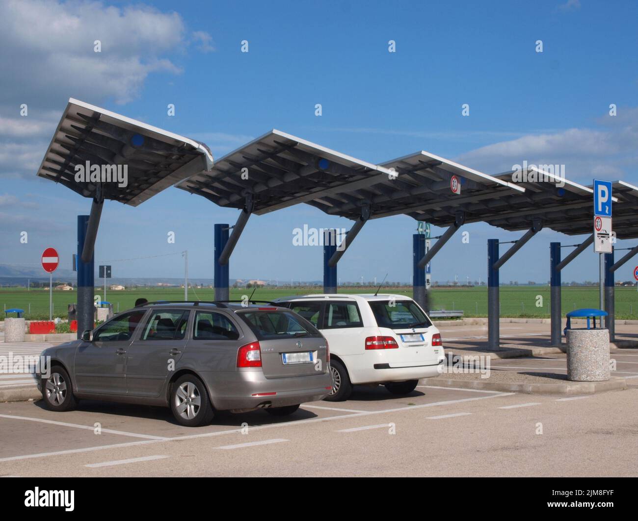 Solarzellen der italienischen Autobahnraststätten Stockfoto