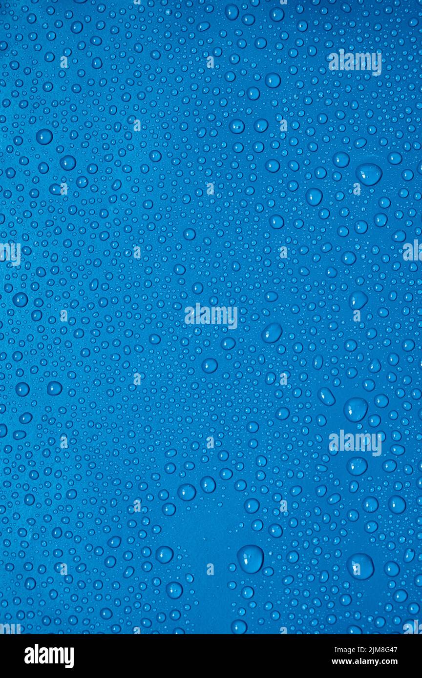 Wassertropfen auf blauem Hintergrund. Stockfoto
