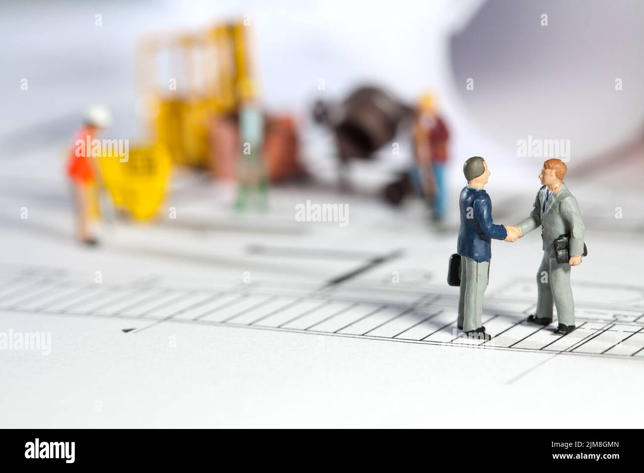 Architekt und Grundbesitzer schütteln die Hände Stockfoto