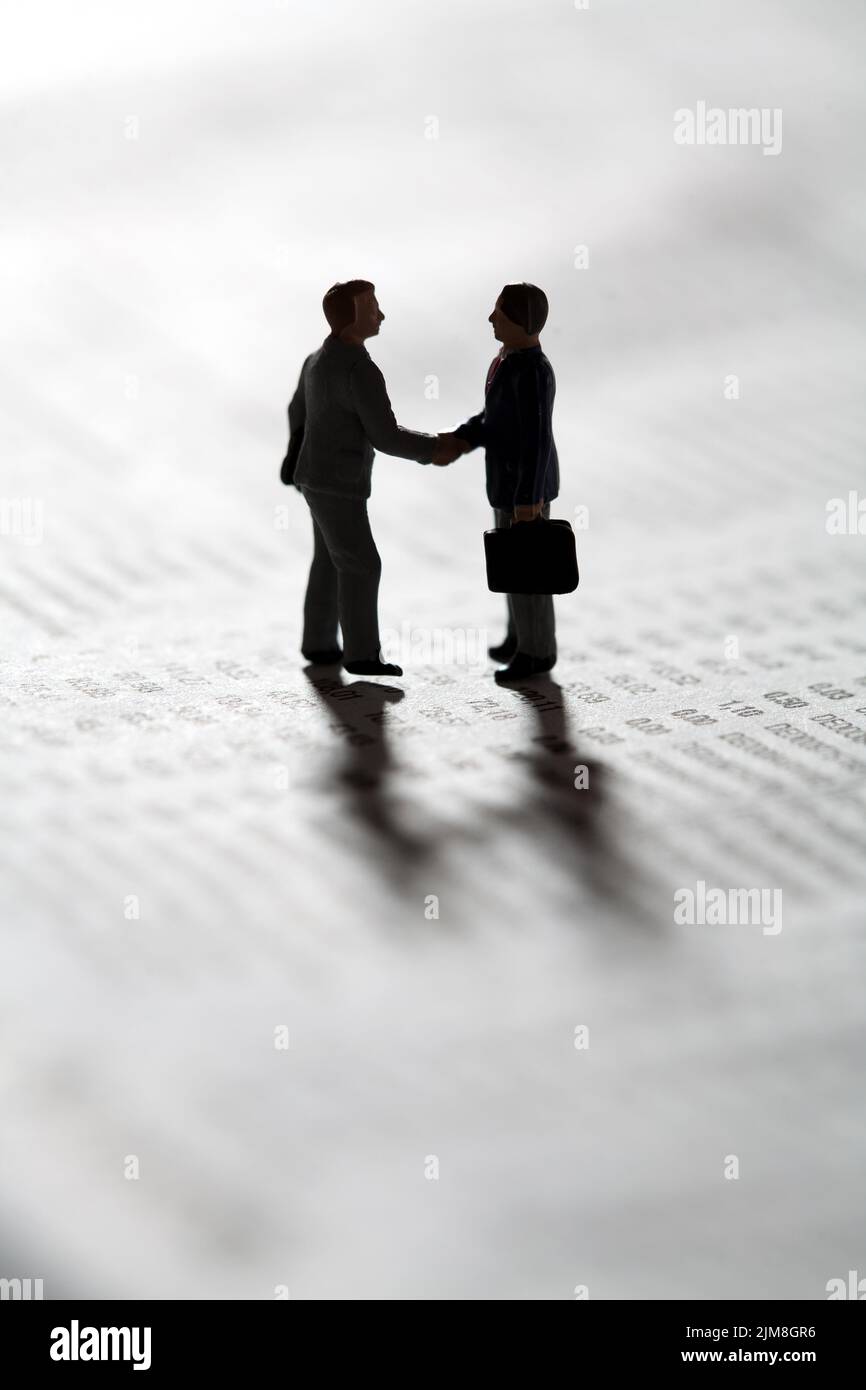 Einen Deal mit einem Handschlag zu versiegeln Stockfoto