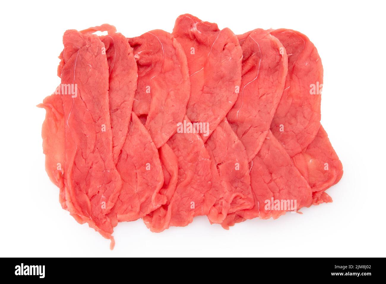 Dünn geschnittenes Rindfleisch roh für italienischen Carpacio in Draufsicht isoliert auf weißem, schneidendem Pfad Stockfoto