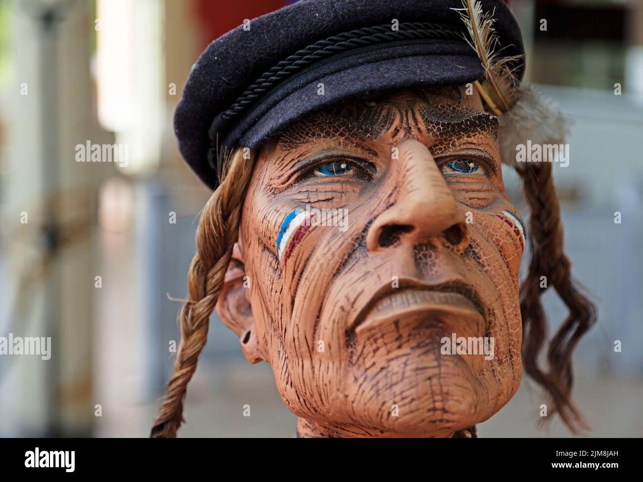 Dharma, Finnland - 20. Juni 2022: Holzskulptur, die Indianer während des Bürgerkrieges darstellt Stockfoto