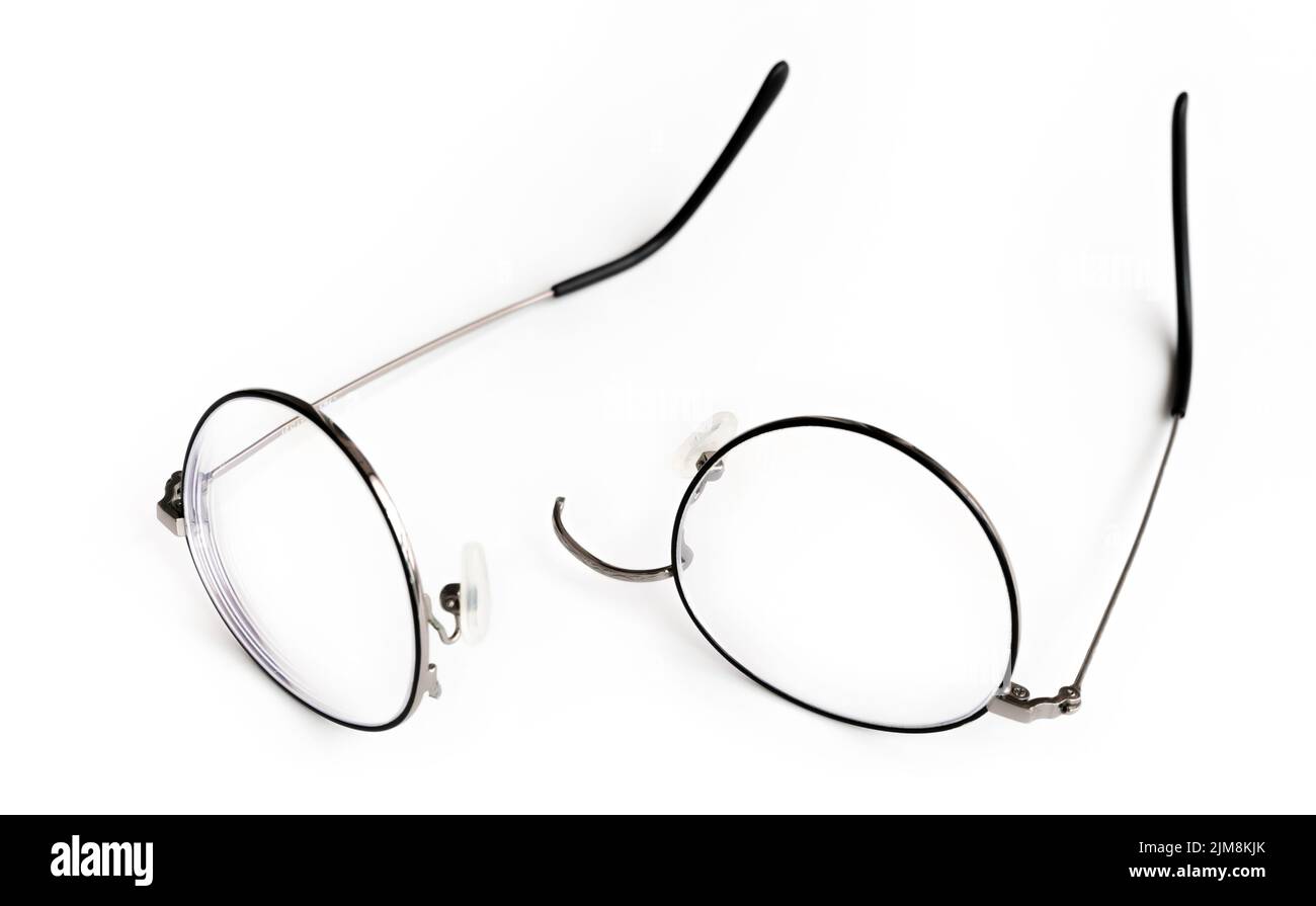 Schwarze Brillen mit rundem Rahmen sind gebrochen. Weißer Hintergrund. Stockfoto