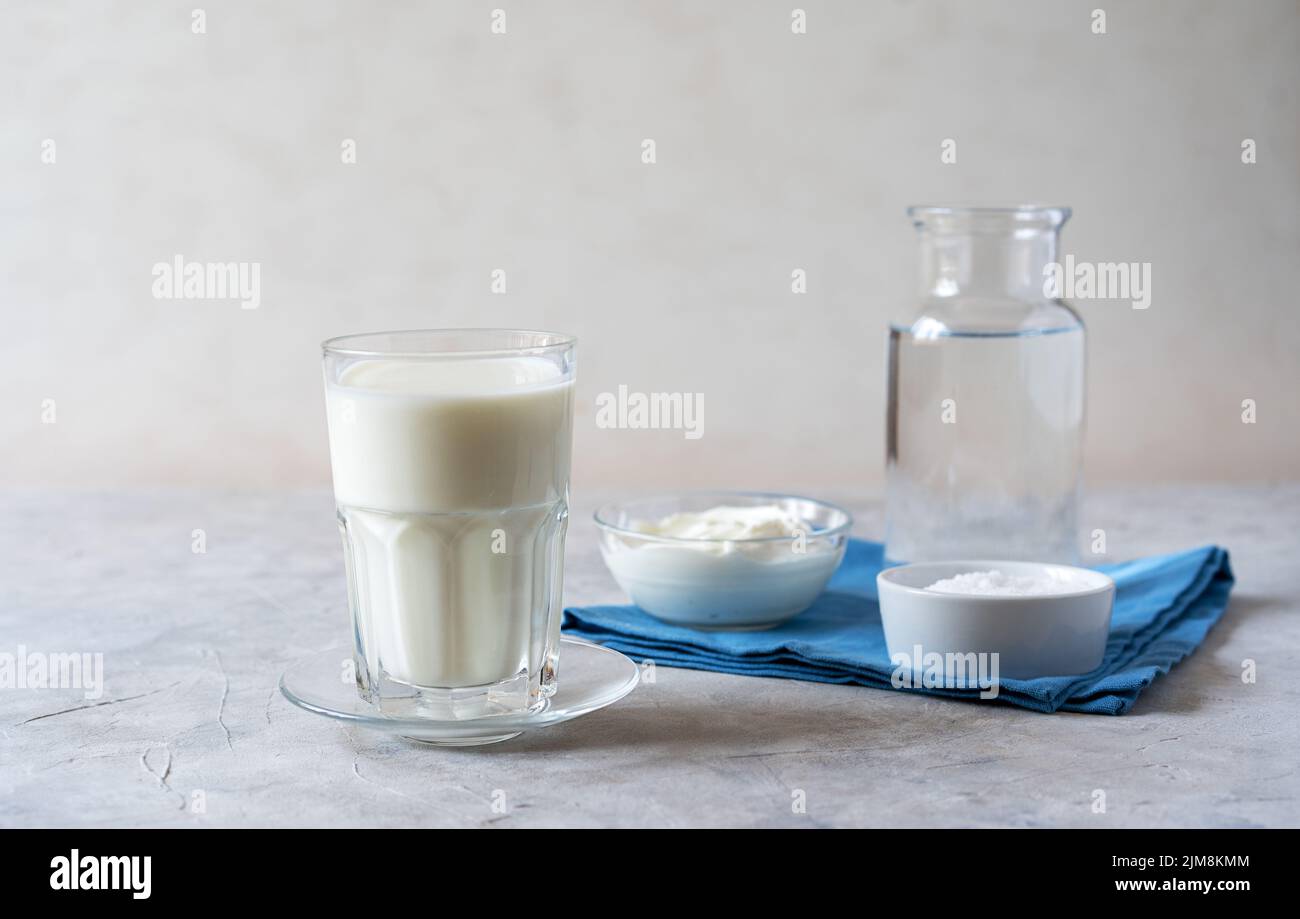Ayran ist ein beliebtes erfrischendes Getränk aus dem Nahen Osten, das mit Joghurt, Wasser und Salz hergestellt wird. Konkreter Hintergrund Stockfoto