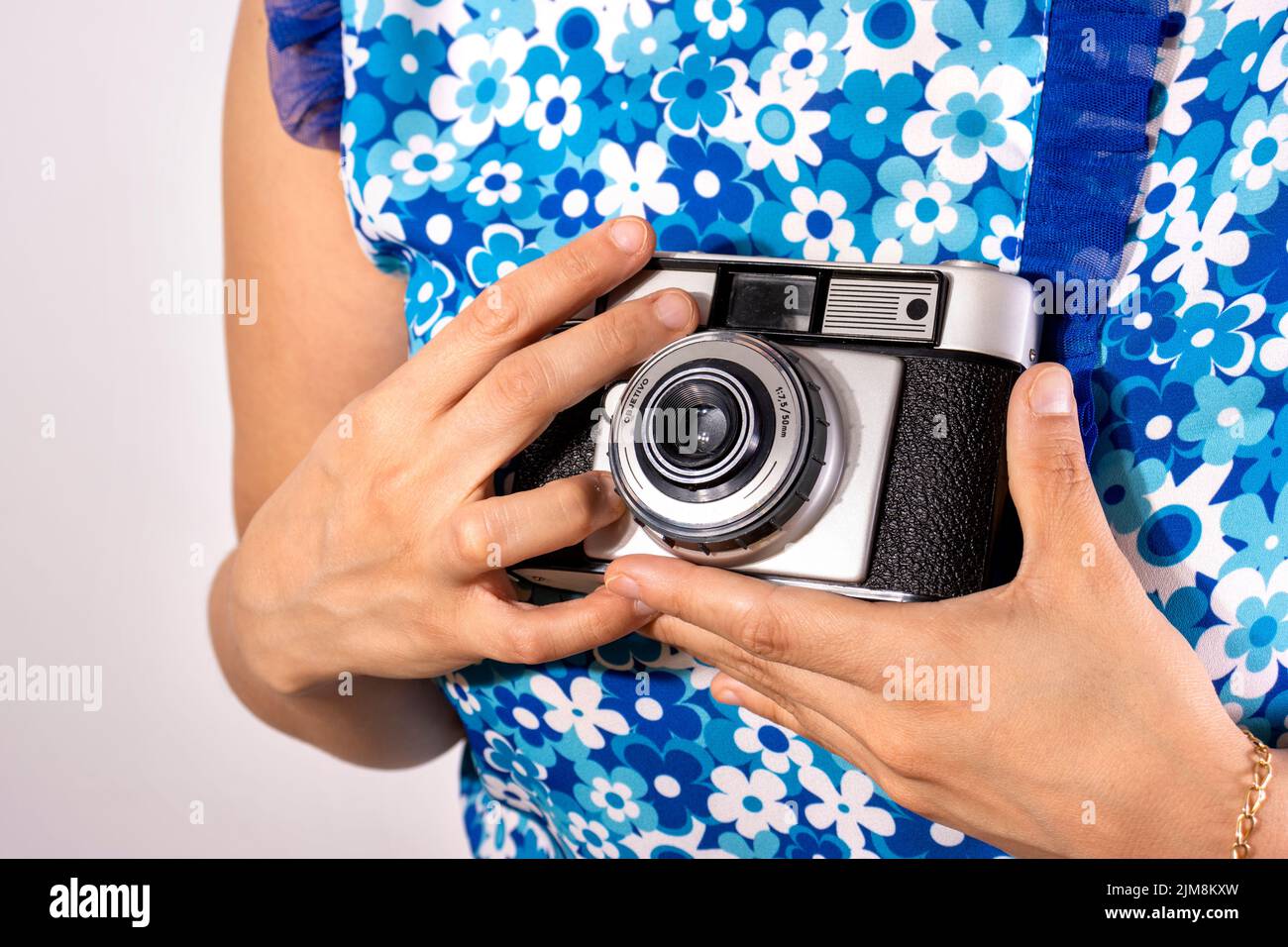 Junge Frau mit Retro-Kamera Stockfoto