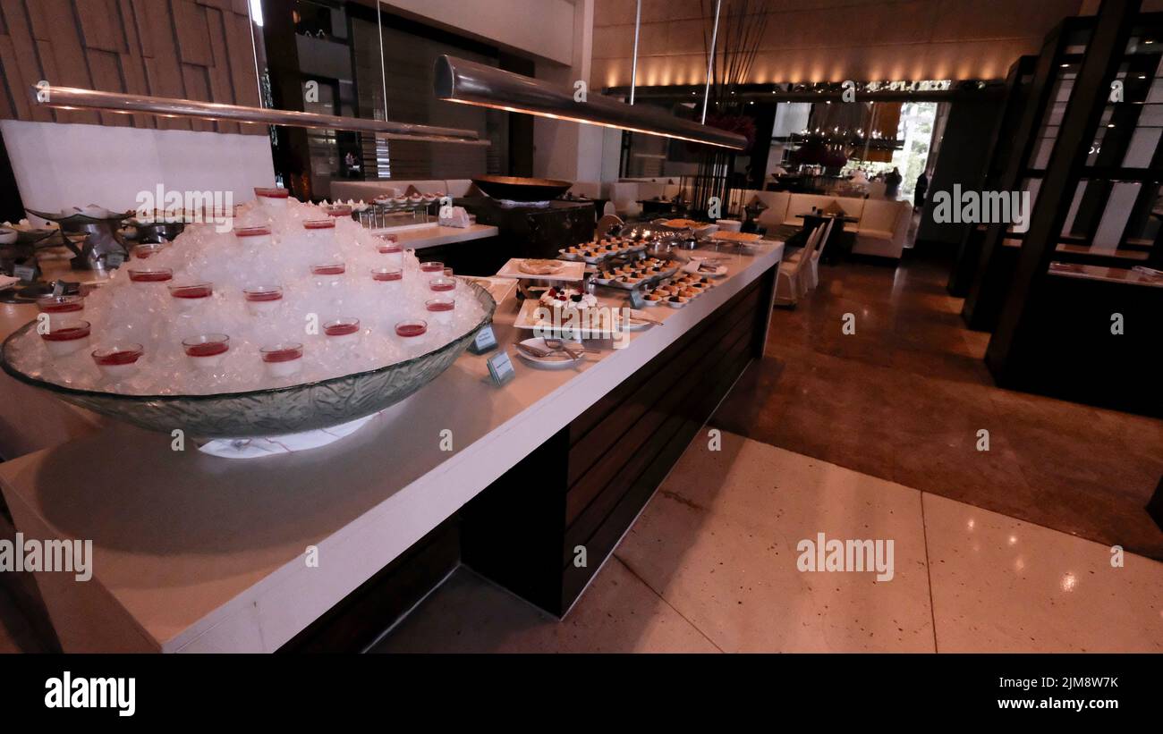 Desserts Süßwaren Lunch Buffet Line Stockfoto