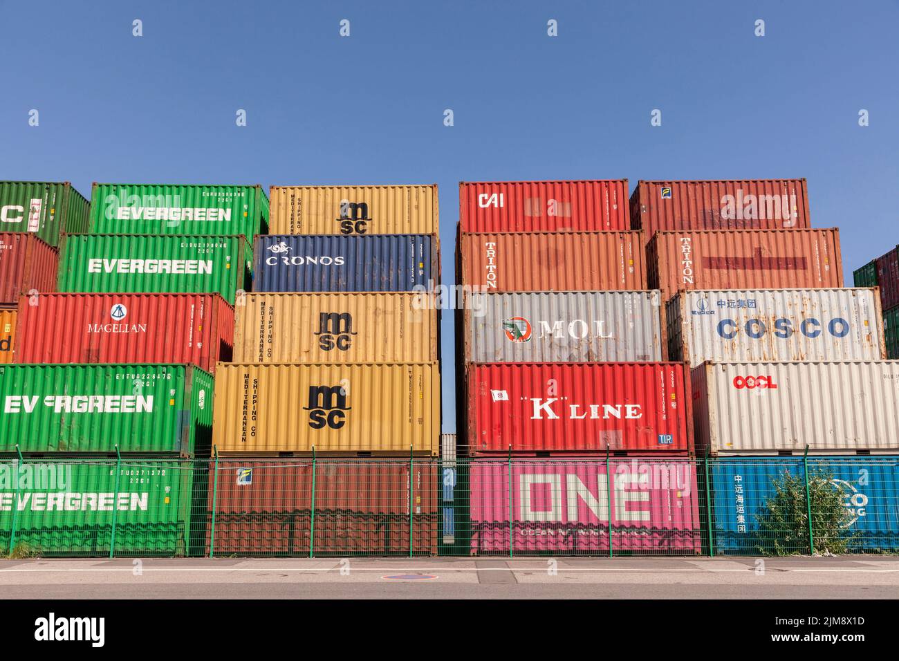 Der Containerterminal des Rheinhafens im Stadtteil Niehl, Köln, Deutschland. Container-Terminal im Niehler Hafen, Köln, Deutschland. Stockfoto