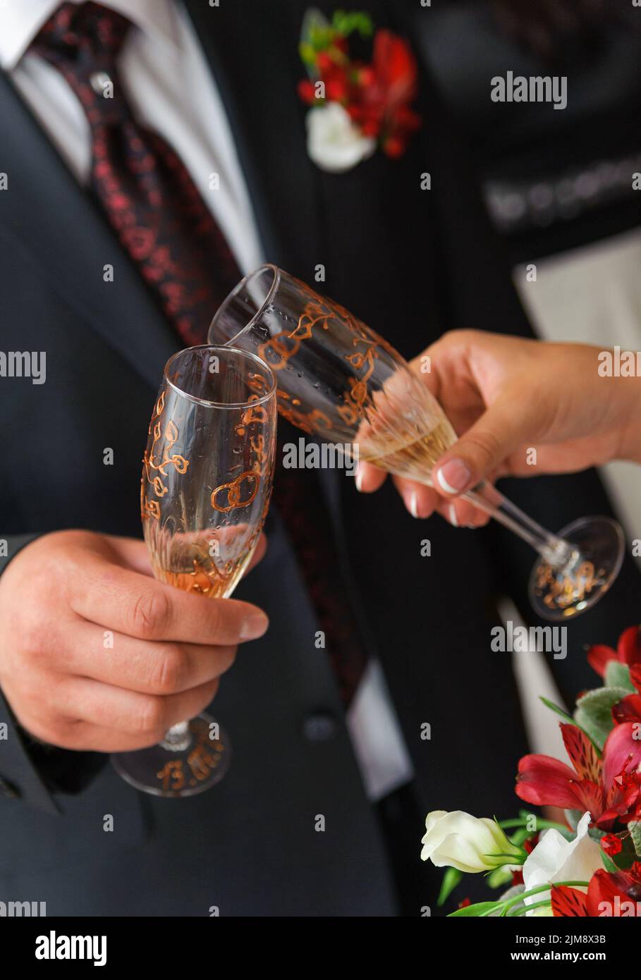 Braut und Bräutigam eine klinkende Brille. Hochzeitspaar Stockfoto