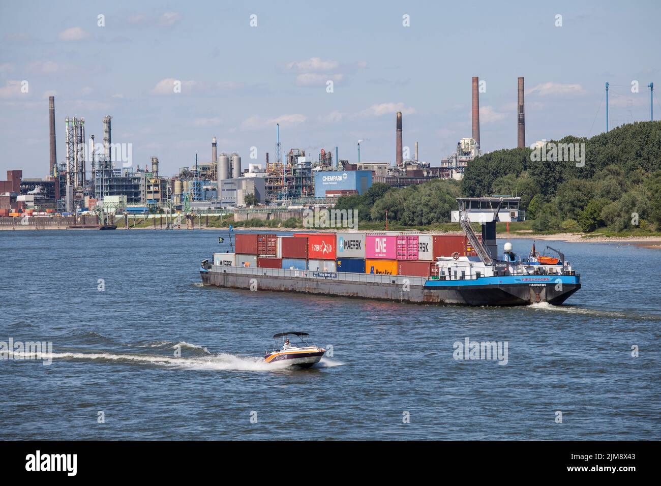 Containerschiff auf dem Rhein, Blick auf den Chempark, ehemals bekannt als Bayer-Werk, Leverkusen, Nordrhein-Westfalen, Deutschland. Containerschiff Stockfoto