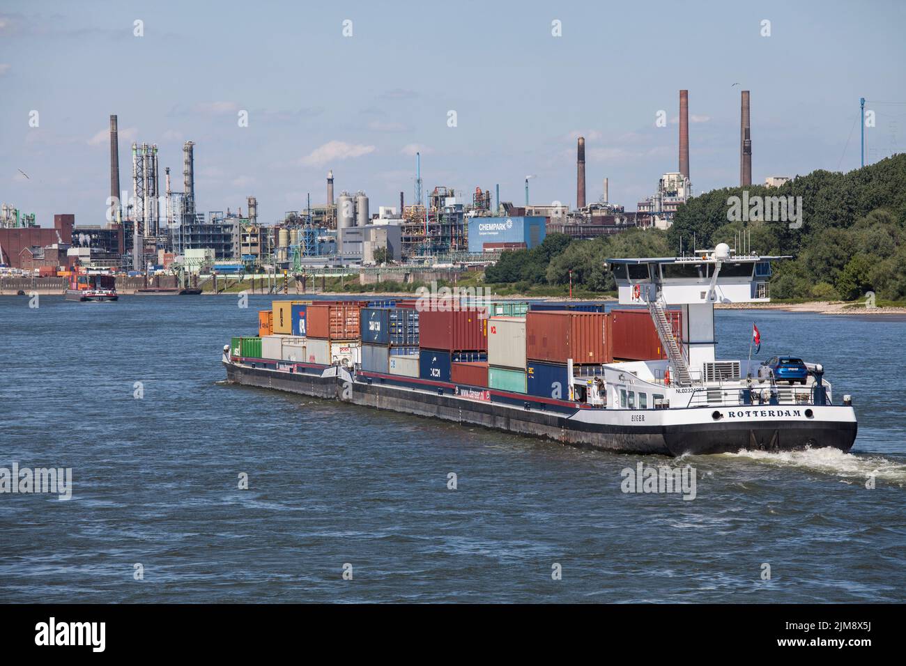 Containerschiff auf dem Rhein, Blick auf den Chempark, ehemals bekannt als Bayer-Werk, Leverkusen, Nordrhein-Westfalen, Deutschland. Containerschiff Stockfoto