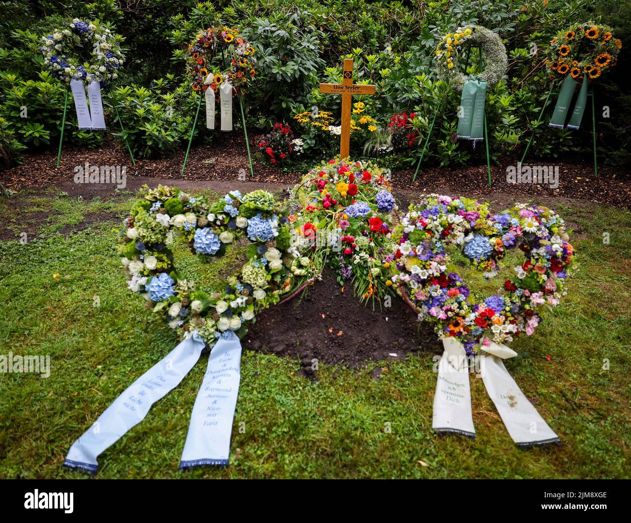 Hamburg, Deutschland. 05. August 2022. Zahlreiche Kränze und Blumen ...