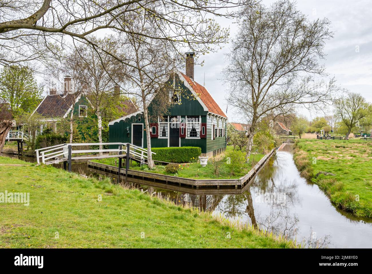 Zaanse Schans typisches holländisches Dorf in der Nähe der Windmühlen. Stockfoto