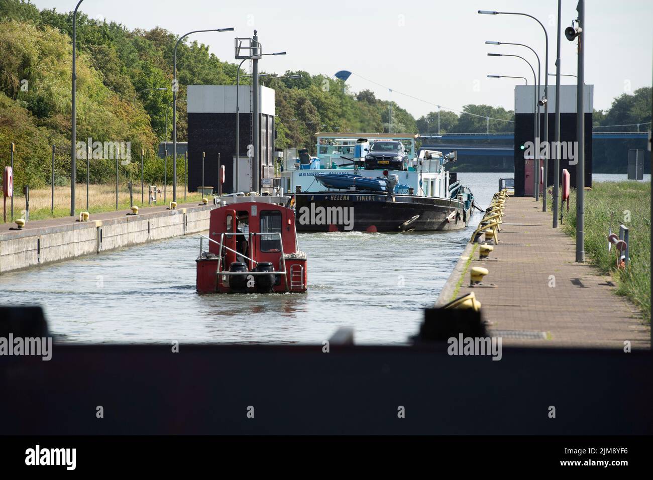 Das mit Kohle beladene Frachtschiff Helena Tineke wird bergauf in der nördlichen Schleusenkammer, Schleusengruppe Gelsenkirchen am Rhein-Herne-Kanal, RHK, in Gelsenkirchen, 08/03/2022, ©, gesperrt Stockfoto