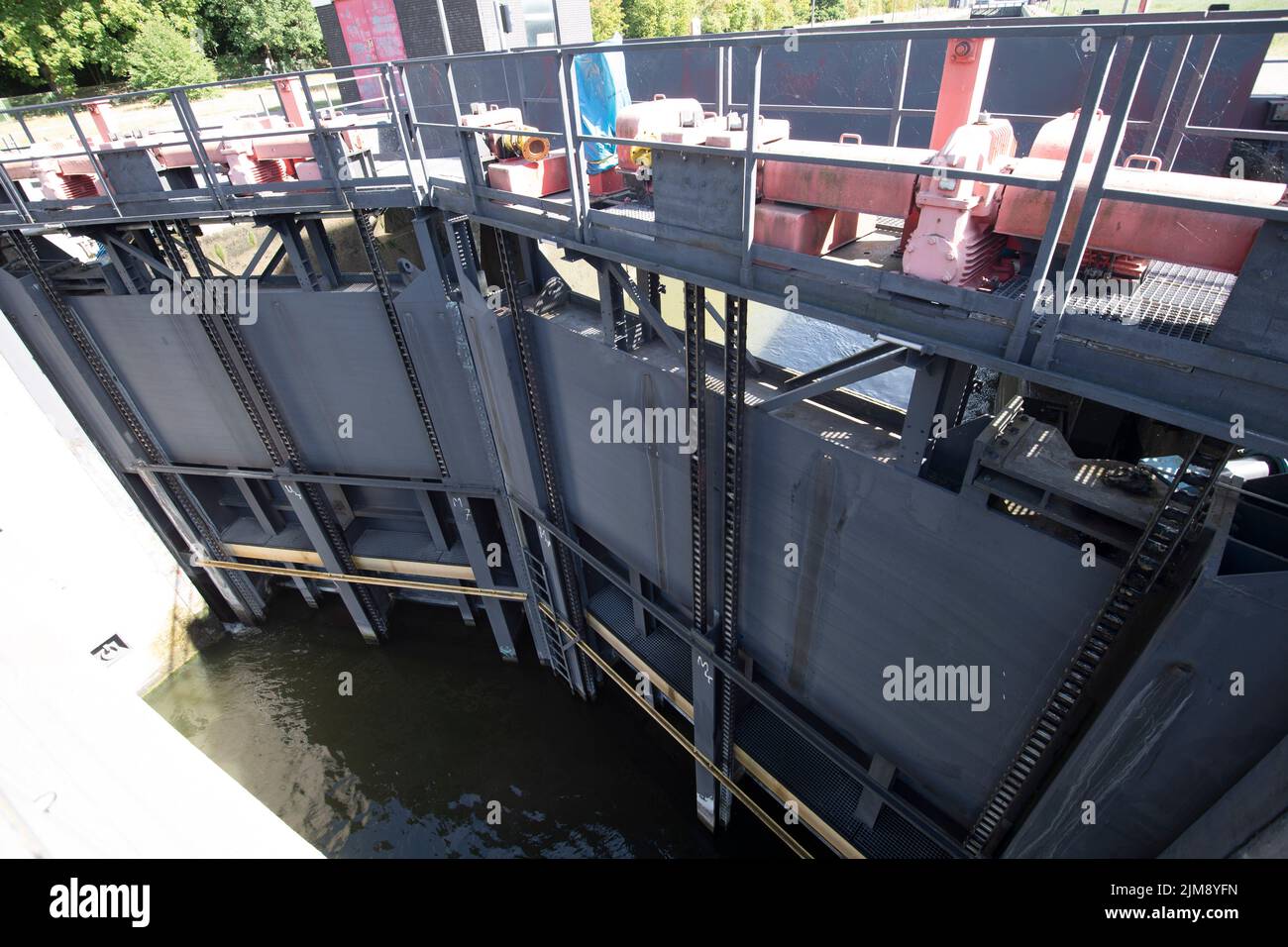 Geschlossenes Schleusentor der nördlichen Schleusenkammer, Gelsenkirchener Schleusengruppe am Rhein-Herne-Kanal, RHK, in Gelsenkirchen, 3.. August 2022, © Stockfoto