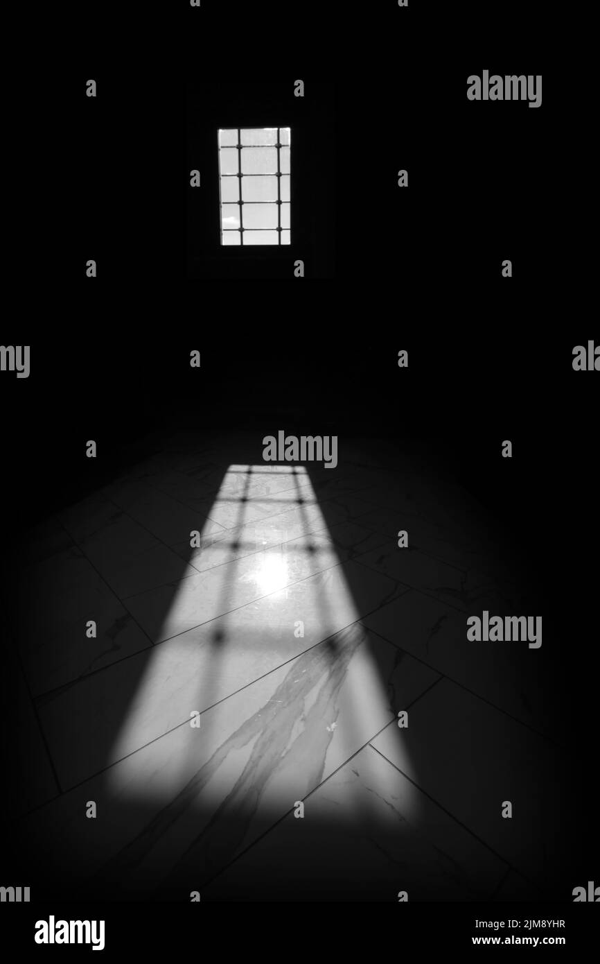 Licht, das vom Fenster in einem leeren Raum reflektiert wird Stockfoto