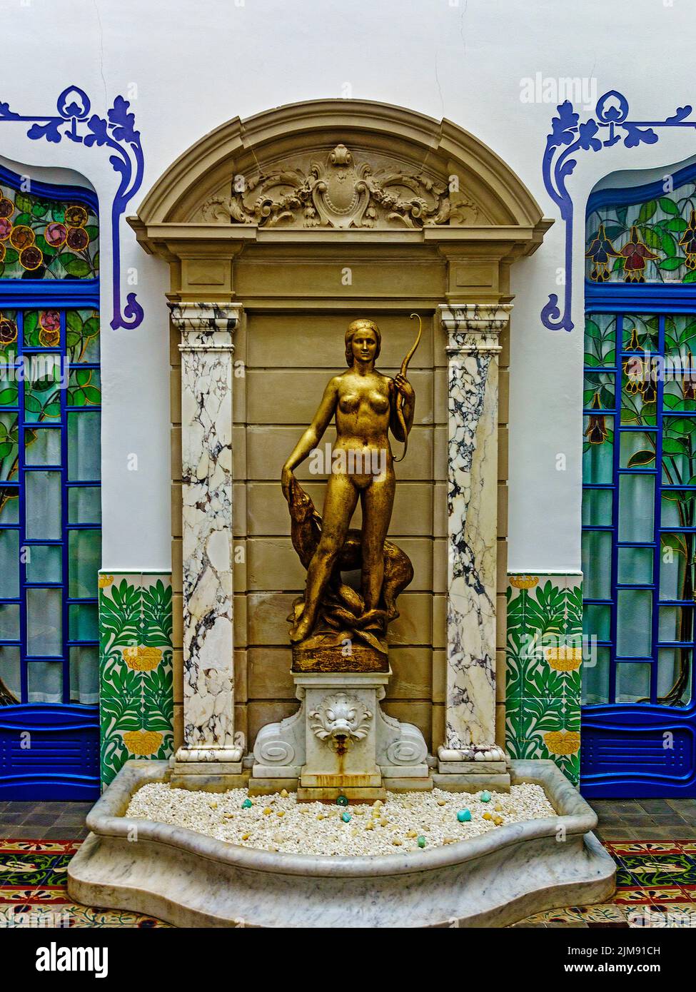 Statue im Sitzbereich des Hotel Diana Tosse De Mar S Stockfoto