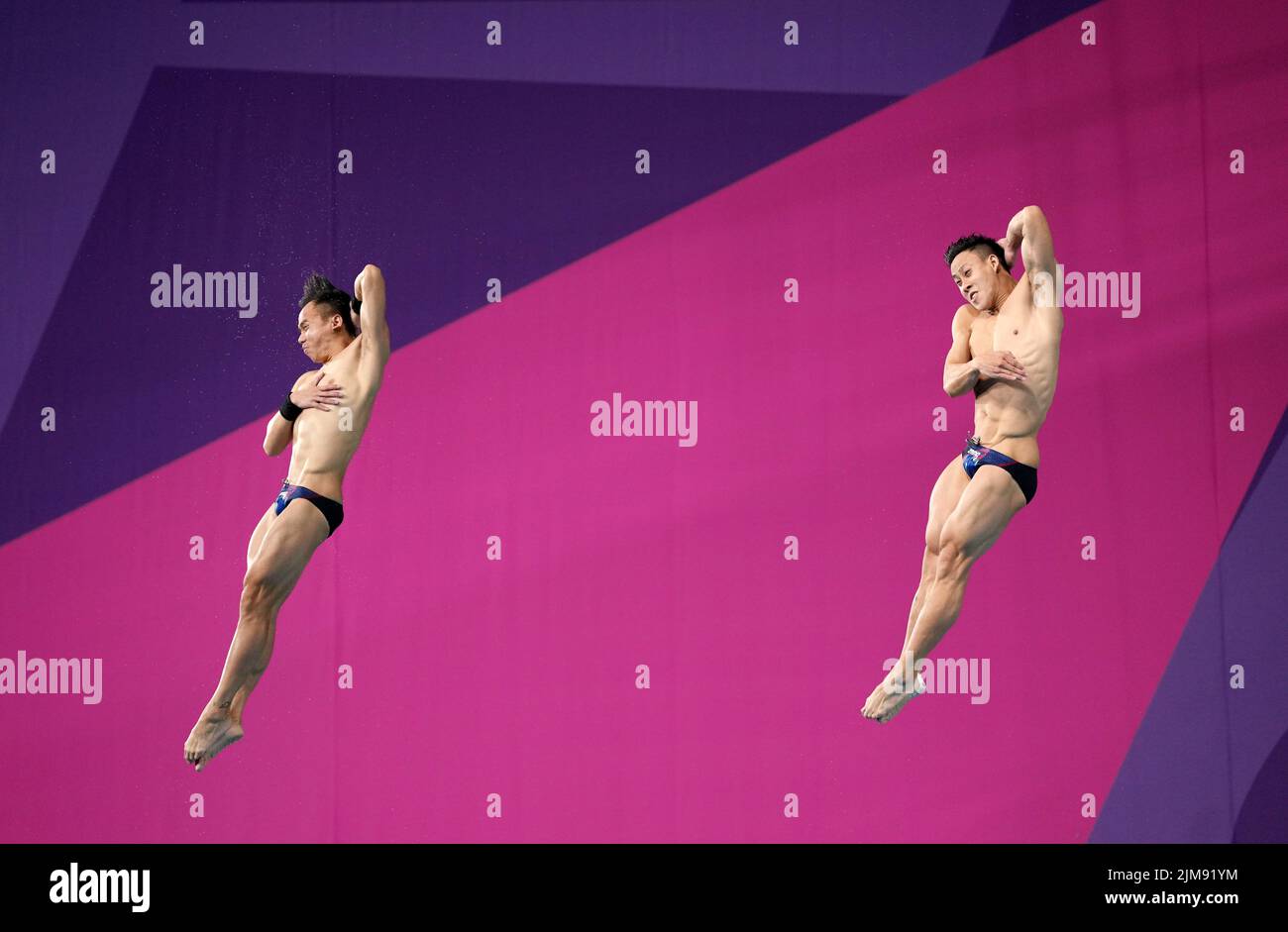 Die Malaysier Yiwei Chew und Tze Liang Ooi während des Men's Synchronized 3m Springboard Finales im Sandwell Aquatics Center am achten Tag der Commonwealth Games 2022 in Birmingham. Bilddatum: Freitag, 5. August 2022. Stockfoto