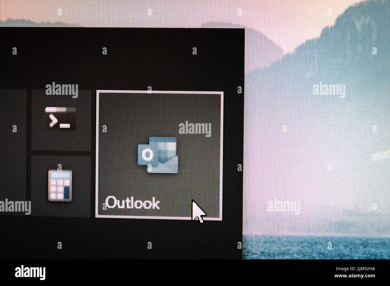 App-Symbol von Microsoft Outlook auf einem Windows 10-Desktop Stockfoto
