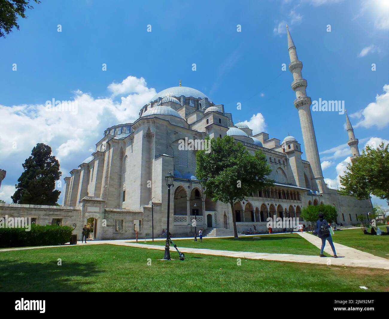 Der Hof der Suleymaniye-Moschee (Suleymaniye Camii) wurde von Mimar Sinan entworfen. Außenansicht. Istanbul, Türkei, Juli 13 2022 Stockfoto